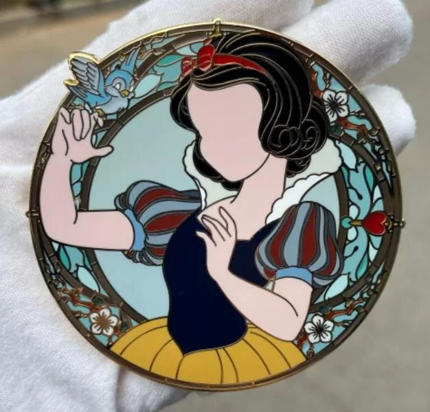 Elegant Snow White design with delicate floral and character details